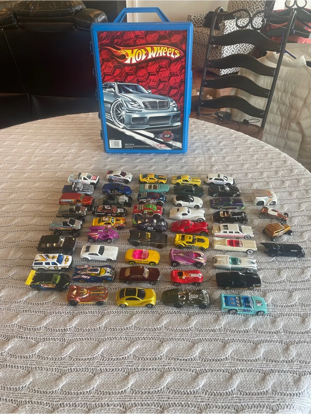 Hot Wheels 2005 48 Car Carrying Case Made In USA + 48 die cast cars & trucks